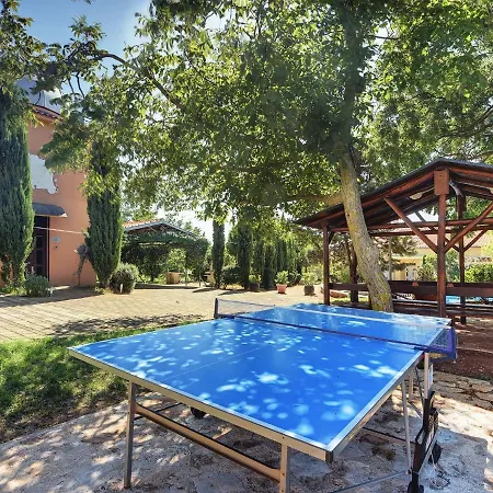 Charming In Pula With Swimming Pool Apartamento Valtura