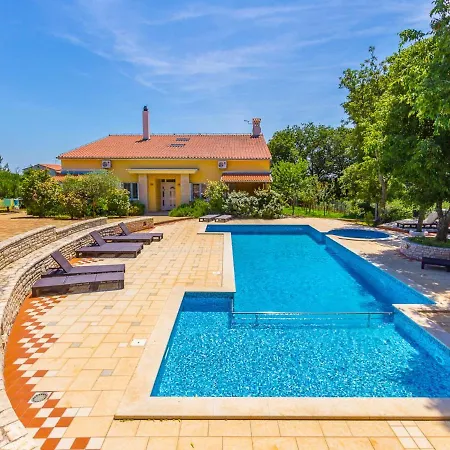 Charming In Pula With Swimming Pool Apartamento Valtura