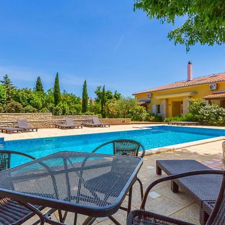 Apartament Charming In Pula With Swimming Pool *