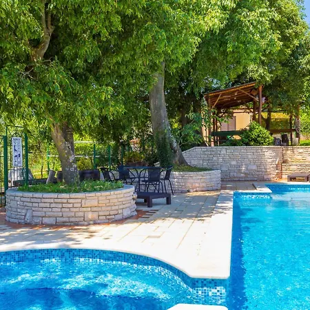 Charming In Pula With Swimming Pool Valtura