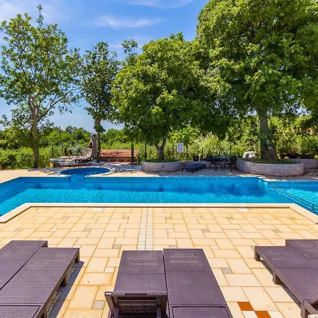 Charming In Pula With Swimming Pool Valtura