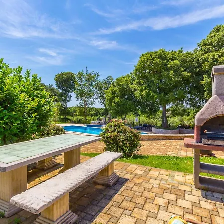 Charming In Pula With Swimming Pool Valtura