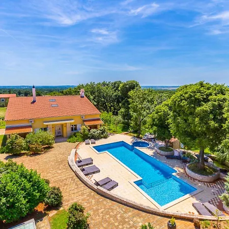 Charming In Pula With Swimming Pool Apartament