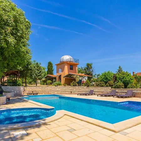 Charming In Pula With Swimming Pool Appartement