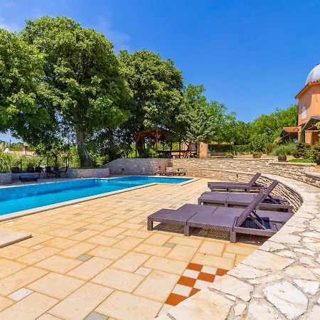 Apartment Charming In Pula With Swimming Pool