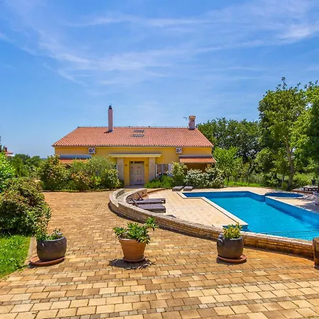 Charming In Pula With Swimming Pool Apartment Valtura